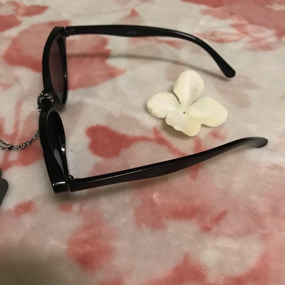 🕶 Black Cat-Eye Sunglasses 🛍 - Picture 7 of 8
